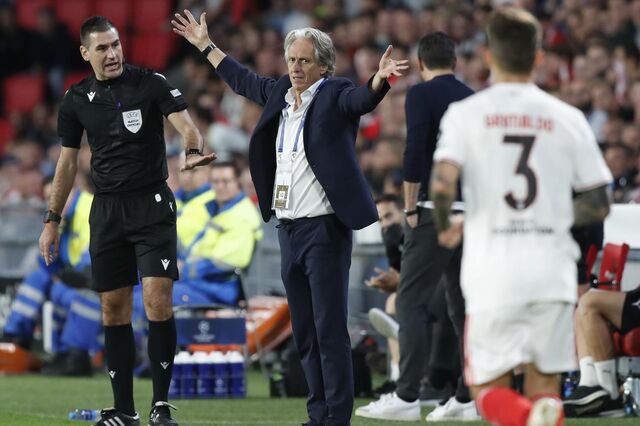 Benfica arranca empate na Holanda e garante milhões da 'Champions'