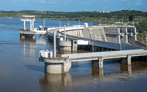 Barragens escapam a medidas para limitar preços recorde