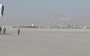 Primeiro voo comercial internacional em Cabul desde regresso ao poder dos talibãs