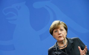 Merkel assume que perdeu reputação em Portugal, Grécia e Itália na crise do euro