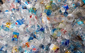 Devolução de garrafas de plástico nas grandes superfícies passa a valer prémios