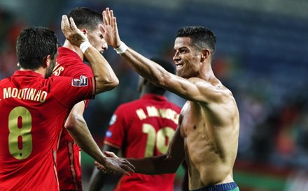 Bis de Ronaldo dá vitória a Portugal e recorde a CR7