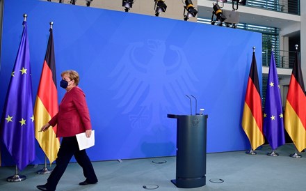 Do inferno ao céu. Como Merkel mudou em 16 anos