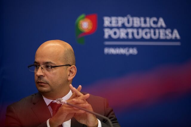Governo poupa sempre mais nos juros do que espera