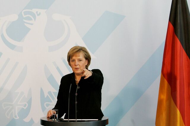 Do inferno ao céu. Como Merkel mudou em 16 anos