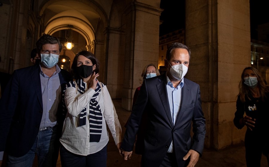 Fernando Medina, atual autarca de Lisboa, à chegada ao Páteo da Galé onde passou a noite eleitoral, acompanhado da mulher.