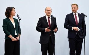 Alemanha: SPD, verdes e liberais chegam a acordo para formar Governo