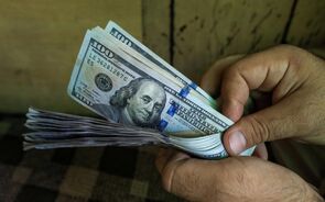 Dólar em alta e em novo máximo de 20 anos. Euro e libra no vermelho