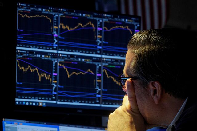 Europa cede com banca a pressionar. Petróleo cai com aumento de stocks nos EUA
