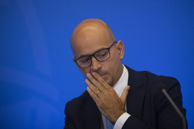 Receita fiscal recupera e défice cai 677 milhões de euros face a 2020