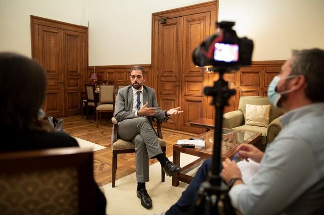 Governo acena com leis fora do OE para convencer PCP e Bloco