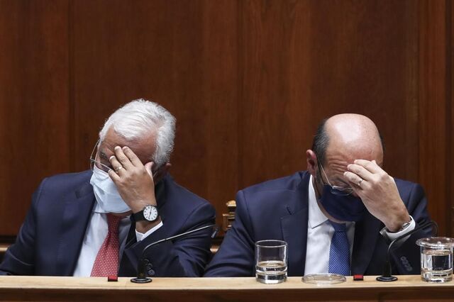 Juros da República ignoram crise política. Petróleo em queda