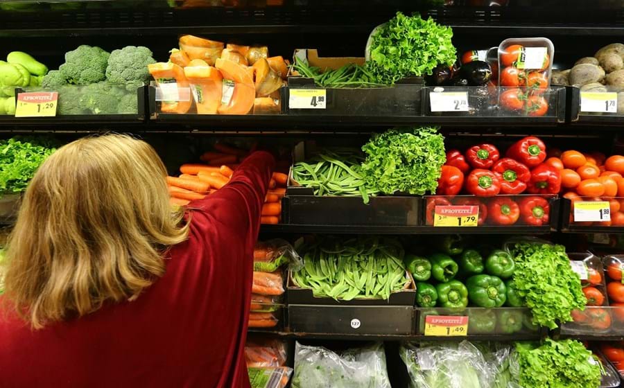 A consciencialização dos consumidores é fundamental para reduzir o desperdício alimentar.