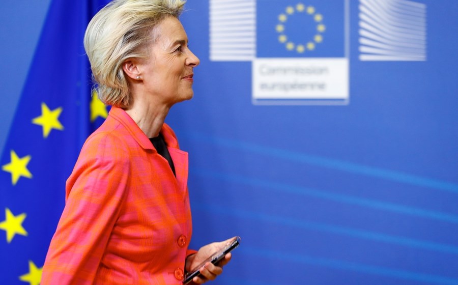 A Comissão Europeia, liderada por Ursula von der Leyen, fez a primeira emissão de obrigações verdes.