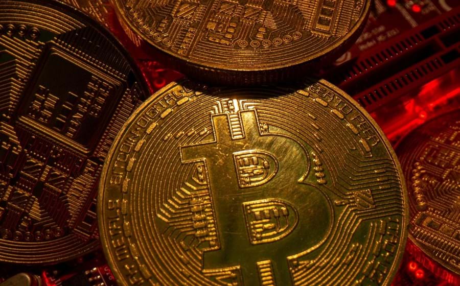 Cotação da bitcoin volta a renovar máximos históricos acima dos 66.000 dólares.