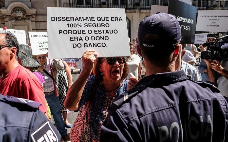 Os lesados do Banif num protesto em 2016, em que a polícia tentou acalmar os ânimos