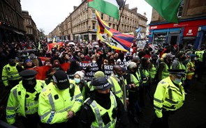 Milhares de ativistas em protesto pelas ruas de Glasgow