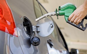 Combustíveis mais caros em agosto levam Governo a congelar de novo taxa de carbono