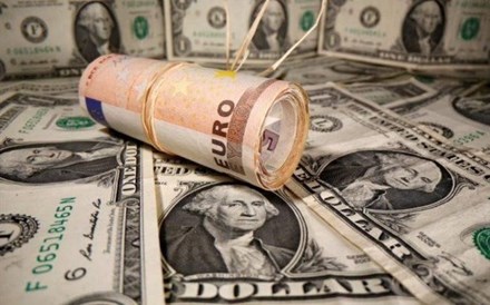 Escalada do dólar derruba bolsas e matérias-primas