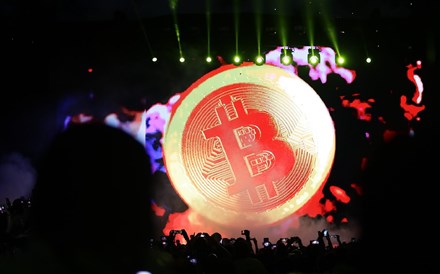 Bitcoin afunda 20% em novembro. Está a chegar a 'tempestade' de maio?