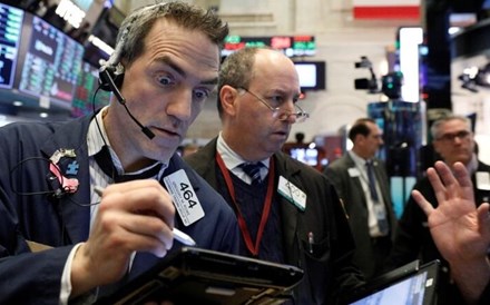 Tecnológicas afundam Nasdaq. Dow Jones bate recordes