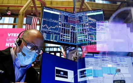 Tecnológicas invertem subidas em Wall Street. Dow resiste