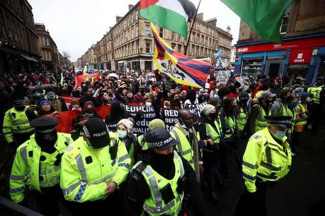 Milhares de ativistas em protesto pelas ruas de Glasgow