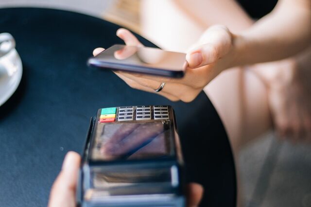 Pela primeira vez, 'contactless' já supera metade dos pagamentos com cartão
