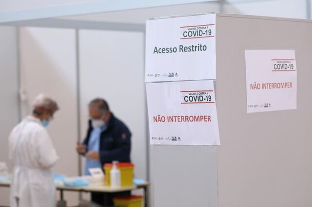 Covid-19: DGS recomenda dose de reforço a partir dos 18 anos e define prioridades 