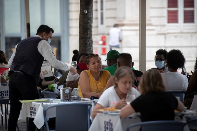 Gastos em restaurante e alojamento pesam o dobro em Portugal