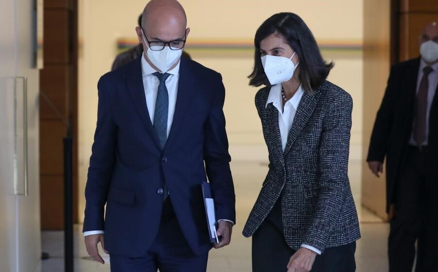 Joao Leao, ministro das finanças, margarida corrêa de aguiar, presidente da ASF