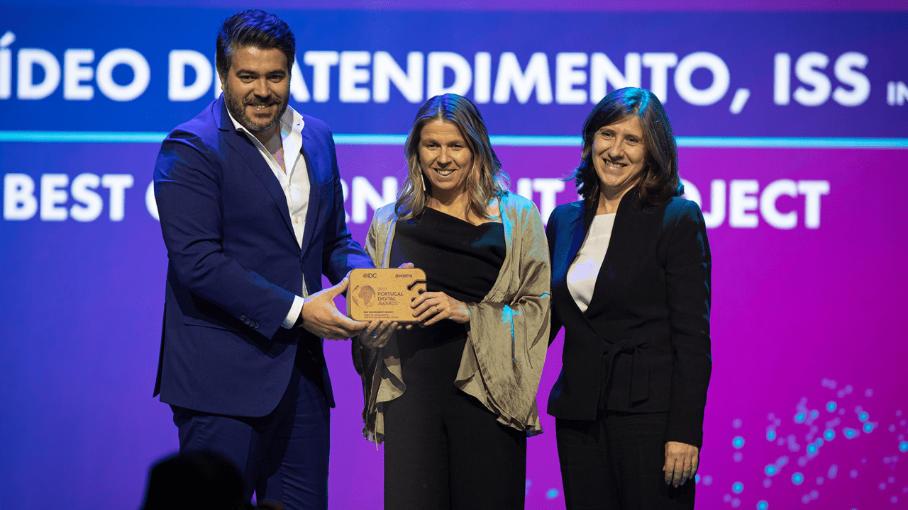 Sofia Carvalho, ao centro, recebeu o prémio que distinguiu o projeto do Instituto de Segurança Social