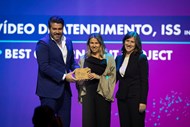 Sofia Carvalho, ao centro, recebeu o prémio que distinguiu o projeto do Instituto de Segurança Social