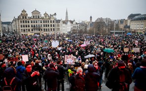 Covid-19: Milhares de pessoas protestam contra o fecho de teatros e cinemas na Bélgica