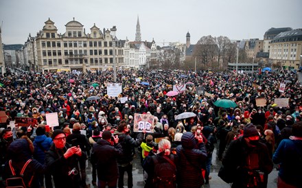 Covid-19: Milhares de pessoas protestam contra o fecho de teatros e cinemas na Bélgica