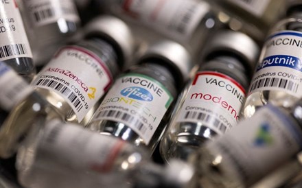 Astrazeneca retira do mercado a sua primeira vacina contra a covid-19