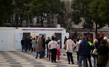 Economia e SNS resistem para já a Natal com mais casos