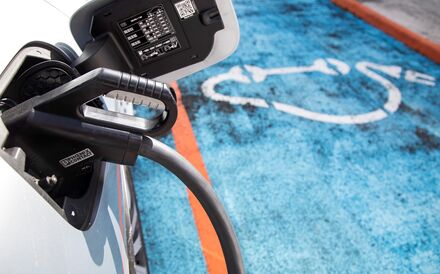 A autonomia nos automóveis elétricos é bastante influenciada por fatores como a temperatura, vento e densidade do ar.