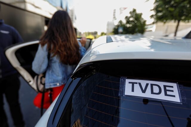 Operadores de TVDE e motoristas multados por viagens ilegais
