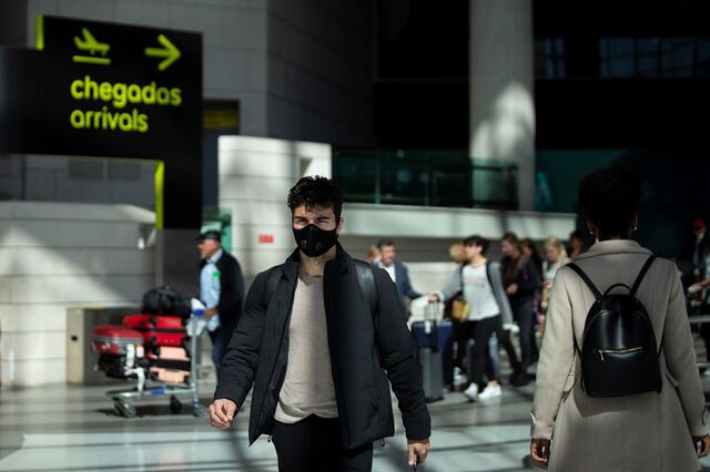Covid-19: Mais de 5.600 voos cancelados em todo o mundo devido à nova variante