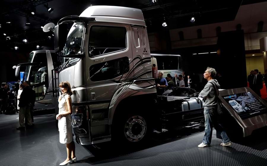 Negociação das ações da Daimler Trucks arranca hoje em Frankfurt. O objetivo é chegar ao DAX até março.