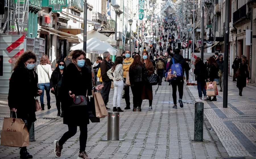 Quando a retoma estiver garantida, Portugal deve avançar para a consolidação orçamental. Até lá, medidas de apoio devem manter-se, diz OCDE.