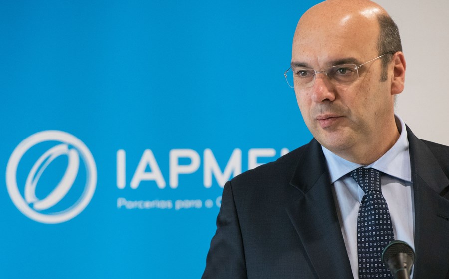 O mecanismo foi desenvolvido pelo IAPMEI    que está na dependência do Ministério da Economia, tutelado por Pedro Siza Vieira.
