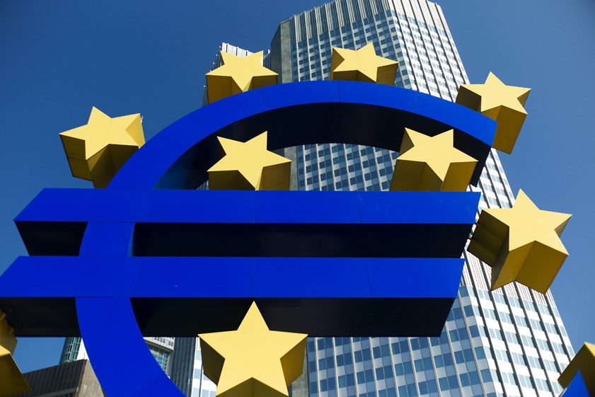 Apesar das perspetivas de mudanças na estratégia dos bancos centrais, os juros das obrigações soberanas no euro mantêm juros muito baixos.