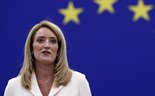 Roberta Metsola reeleita presidente de um Parlamento Europeu mais dividido