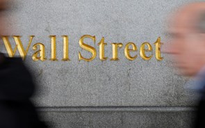 Fed, Putin e Biden cercam Wall Street. Sessão fecha mista