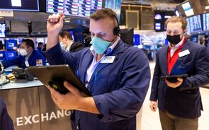 Wall Street recupera e termina em alta com ajuda das tecnológicas