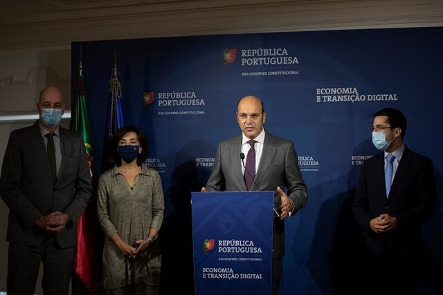 Economia resiste à  quinta vaga, mas abranda