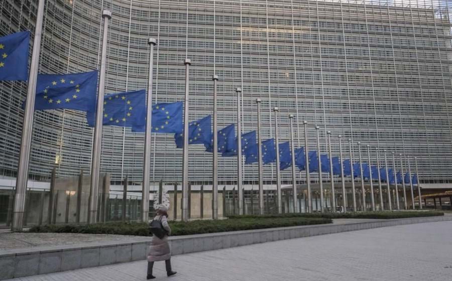 Parlamento Europeu com bandeiras a meia haste em homenagem a Sassoli