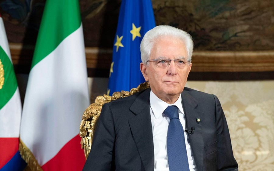 Sergio Mattarella - Atual presidente da República - Renovação contra a vontade própria. Há sete anos à frente do Estado italiano, Sergio Mattarella já deixou claro que não quer ser reeleito para um novo mandato. Aos 80 anos, o veterano da política e jurista não é, ainda assim, totalmente uma carta fora do baralho. Em caso de impasse e incerteza política, poderá ser o escolhido pelo colégio de eleitores, sendo mais provável que esta escolha implique um acordo para encurtar o mandato. Com legislativas marcadas para 2023, poderia Draghi passar então para a presidência.